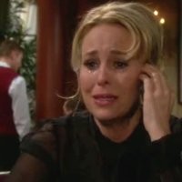 Genevieve (Genie Francis) supplie Jack de l'écouter. Les Feux de l'Amour, épisode 9845 (16 février 2012, CBS)