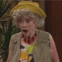 Gladys (Phyllis Diller) vient de reconnaître Stephanie ! Amour, Gloire et Beauté/Top Models, épisode 6276 (8 mars 2012, CBS)
