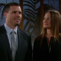 Sharon (Sharon Case) et Nick rencontrent Mitsukoshi au Japon. Les Feux de l'Amour, épisode 9872 (10 février 2020, TVA)
