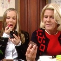 Donna (Jennifer Gareis) et Pam (Alley Mills) cohabitent comme elles peuvent... Top Models, épisode 6303 (23 septembre 2013, RTL9)