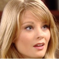 Rick charge Hope (Kimberly Matula) d'une mission. Top Modèles, épisode 6322 (10 juin 2013, TVA)