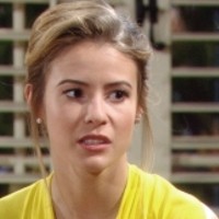 Caroline (Linsey Godfrey) passe une soirée riche en émotions. Top Models, épisode 6326 (20 décembre 2012, RTS)