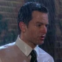 Adam (Michael Muhney) ne s'attendait pas à ce que la pluie s'invite dans la conversation... Les Feux de l'Amour, épisode 6672 (28 août 2015, TF1)