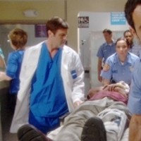 Anthony (Rodney Saulsberry) est pris en charge par le Docteur Meade (Jon Hensley). Top Models, épisode 6368 (4 février 2013, RTS)