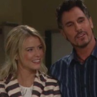 Caroline (Linsey Godfrey) est heureuse de côtoyer sa famille. Top Models, épisode 6416 (11 avril 2013, RTS)