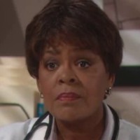 Le métier du Docteur Lewis (Yvette Freeman) a des aspects ingrats... Amour, Gloire et Beauté, épisode 6427 (7 novembre 2014, FRANCE2)