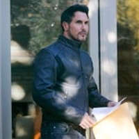 Bill (Don Diamont) découvre l'enveloppe laissée par Katie... Amour, Gloire et Beauté, épisode 6439 (25 novembre 2014, FRANCE2)