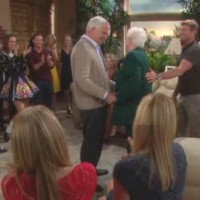 Eric (John McCook) fait danser Stephanie (Susan Flannery). Amour, Gloire et Beauté, épisode 6449 (9 décembre 2014, FRANCE2)
