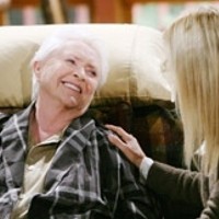 Stephanie (Susan Flannery) se sent bien avec Brooke... Top Modèles, épisode 6455 (12 décembre 2013, TVA)