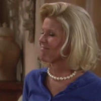 Pam (Alley Mills) aime prendre soin d'Eric. Amour, Gloire et Beauté, épisode 6490 (5 février 2015, FRANCE2)