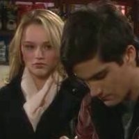 Summer (Haley King) voudrait que Fen lui dise la vérité. Les Feux de l'Amour, épisode 4414 (26 janvier 2016, RTBF)