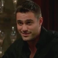 Lauren plaît beaucoup à Carmine (Marco Dapper). Les Feux de l'Amour, épisode 10097 (6 janvier 2021, TVA)