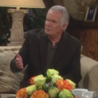 Eric (John McCook) écoute l'histoire de Maya. Amour, Gloire et Beauté/Top Models, épisode 6537 (27 mars 2013, CBS)