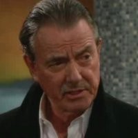 Victor (Eric Braeden) estime que Sharon ne sera jamais à la hauteur pour diriger NE. Les Feux de l'Amour, épisode 6864 (21 mars 2016, TF1)