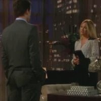 Sharon (Sharon Case) ne veut pas qu'Adam lui parle comme à une call-girl. Les Feux de l'Amour, épisode 10146 (29 avril 2013, CBS)