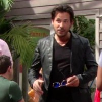 Jesse (Ricky Paull Goldin) arrive à Los Angeles. Amour, Gloire et Beauté, épisode 6571 (2 juin 2015, FRANCE2)
