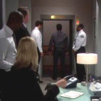 Les employés de Bill (Don Diamont) le regardent partir, médusés. Amour, Gloire et Beauté, épisode 6615 (4 août 2015, FRANCE2)