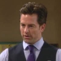 Adam (Michael Muhney) s'agace de toujours devoir prouver son appartenance à la famille. Les Feux de l'Amour, épisode 10202 (17 juillet 2013, CBS)