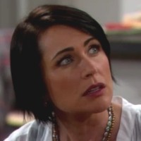 Quinn (Rena Sofer) se demande ce que mijote son fils. Amour, Gloire et Beauté/Top Models, épisode 6640 (19 août 2013, CBS)