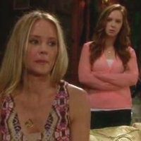 Cassie (Camryn Grimes) donne des conseils à Sharon. Les Feux de l'Amour, épisode 6964 (23 juin 2016, TF1)
