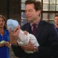 Adam (Michael Muhney) rencontre Connor. Les Feux de l'Amour, épisode 10229 (9 juillet 2021, TVA)