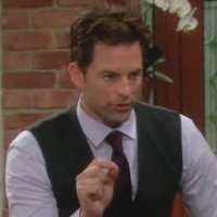 Adam (Michael Muhney) pense que prendre le contrôle de Chancellor Industries serait une bonne façon d'honorer la mémoire de Katherine. Les Feux de l'Amour, épisode 10234 (16 juillet 2021, TVA)