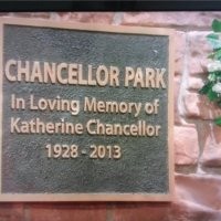 Katherine Chancellor (Jeanne Cooper) laisse son nom à un parc de Genoa. Les Feux de l'Amour, épisode 10237 (4 septembre 2013, CBS)
