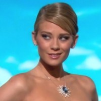 Hope (Kimberly Matula) porte pour quelques minutes un bijou de reine. Top Models, épisode 6672 (13 mars 2015, RTL9)