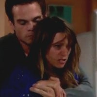 Chloe (Elizabeth Hendrickson) accuse Billy d'être responsable de la mort de Delia. Les Feux de l'Amour, épisode 7003 (2 août 2016, TF1)