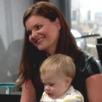 Katie (Heather Tom) est touchée par les excuses de Bill. Top Models, épisode 6684 (22 avril 2014, RTS)