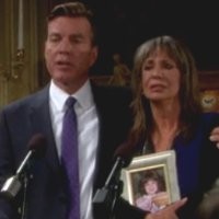 Jack (Peter Bergman) et Jill lancent un appel à témoins. Les Feux de l'Amour, épisode 10272 (24 octobre 2013, CBS)