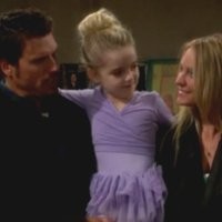 Faith (Mckenna Grace) veut que ses parents l’accompagnent ensemble. Les Feux de l'Amour, épisode 4607 (13 juillet 2016, RTBF)