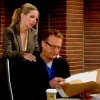Christine (Lauralee Bell) et Paul rouvrent le dossier. Les Feux de l'Amour, épisode 7028 (20 juillet 2016, RTS)