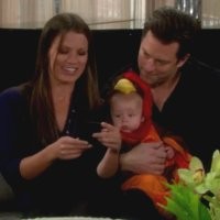 Chelsea (Melissa Claire Egan) fait une première photo de famille. Les Feux de l'Amour, épisode 10295 (11 octobre 2021, TVA)