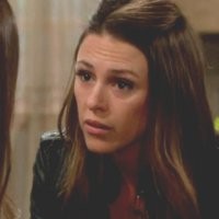 Chloe (Elizabeth Hendrickson) s'inquiète à l'idée que Chelsea se remette avec Adam. Les Feux de l'Amour, épisode 4628 (27 juillet 2016, RTBF)