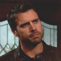Nicholas (Joshua Morrow) ne veut pas de Dylan dans sa vie. Les Feux de l'Amour, épisode 10304 (11 décembre 2013, CBS)