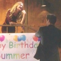 Tout le monde n’apprécie pas le rapprochement entre Sharon (Sharon Case) et Nick. Les Feux de l'Amour, épisode 10310 (1 novembre 2021, TVA)