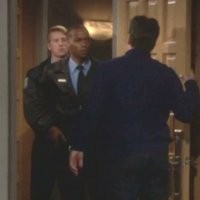 Adam (Michael Muhney) reçoit des visites inattendues. Les Feux de l'Amour, épisode 10330 (29 novembre 2021, TVA)