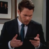 Liam (Scott Clifton) découvre que ses soupçons étaient fondés. Top Models, épisode 6750 (1 juillet 2015, RTL9)
