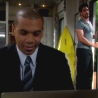 Justin (Aaron D. Spears) est pour Bill un atout irremplaçable. Top Models, épisode 6752 (25 juillet 2014, RTS)