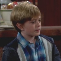 Reed (Max Page) s'inquiète pour le couple de sa mère et Billy. Les Feux de l'Amour, épisode 10377 (27 mars 2014, CBS)