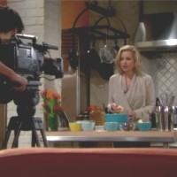 Avery (Jessica Collins) est très impressionnée par la caméra. Les Feux de l'Amour, épisode 4719 (23 novembre 2016, RTBF)