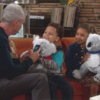 Colin (Tristan Rogers) est enchanté de revoir ses petits-enfants. Les Feux de l'Amour, épisode 7135 (28 février 2017, TF1)