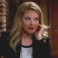 Kelly (Cady McClain) ne veut pas trop en dire. Les Feux de l'Amour, épisode 10398 (17 mars 2022, TVA)