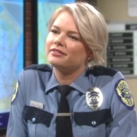 Courtney (Kelli Goss) impressionne beaucoup Noah en uniforme. Les Feux de l'Amour, épisode 7157 (23 décembre 2016, RTS)