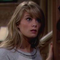 Hope (Kimberly Matula) reçoit un visiteur inattendu. Top Models, épisode 6847 (13 novembre 2015, RTL9)