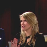Caroline (Linsey Godfrey) n'est pas convaincue de la pureté des intentions de Maya... Amour, Gloire et Beauté, épisode 6857 (1 juillet 2016, FRANCE2)