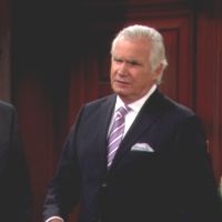 Eric (John McCook) aime bien le projet de Wyatt. Top Models, épisode 6882 (1 janvier 2016, RTL9)
