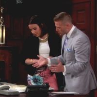 Rick (Jacob Young) règle les derniers détails du voyage à Paris. Top Modèles, épisode 6883 (2 septembre 2015, TVA)