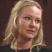 Sharon (Sharon Case) réalise que Mariah est la jumelle de Cassie. Les Feux de l'Amour, épisode 7222 (7 avril 2017, RTS)